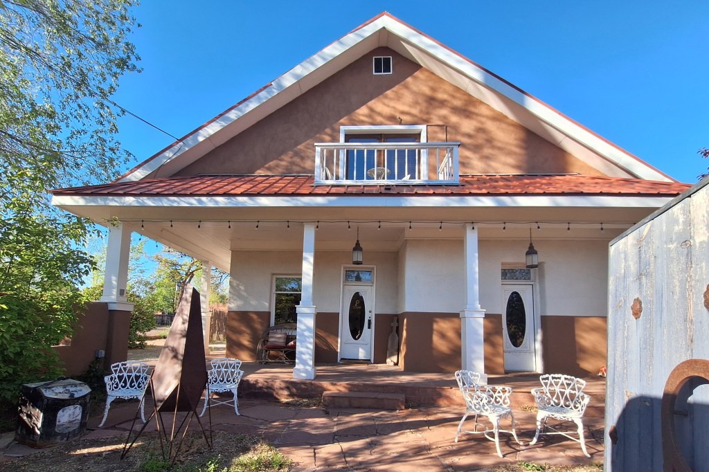 An image of our B&B - Le Parador, Santa Fe, New Mexico, USA. The front garden.